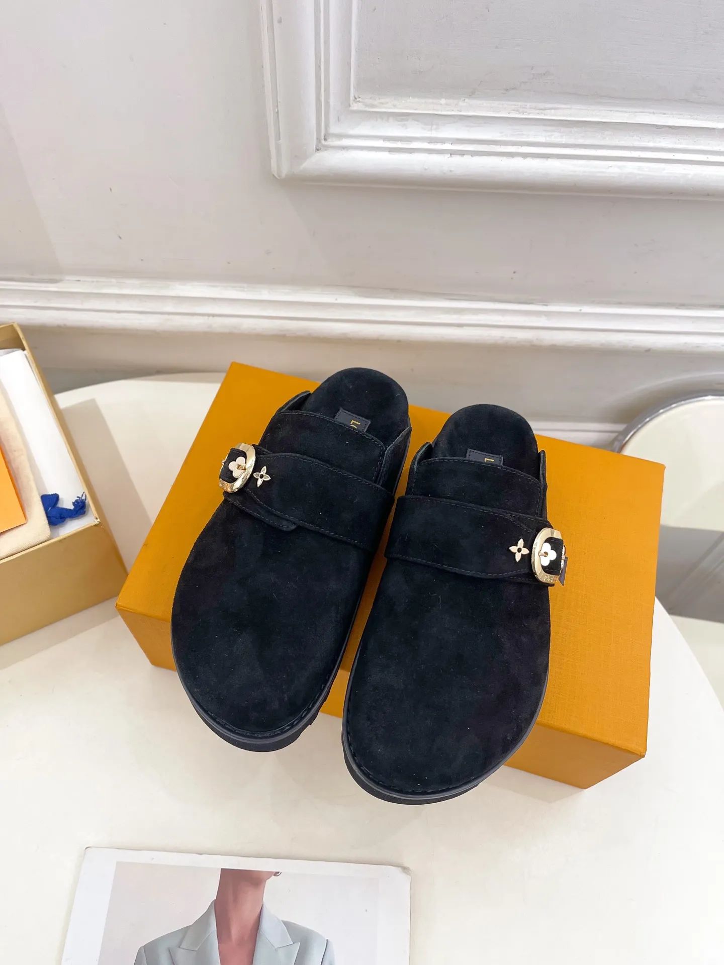 👟👟Ex-factory price 580👟👟 Men's model ➕10 LV | Louis Vuitton 25𝐬𝐬 🧡💚2025 Early spring new model Top version ⚠️ The counter features the latest LV COSY COMFORT metal buckle Bread Mule slippers hard goods new🆕 ❥BS purchasing level! Full of high-end feel! A popular model among bloggers at home and abroad, it’s retro and fashionable and looks amazing on your feet! Mainly recommended models on the official website★ ━━━━━ ЅᏇєєt ━━━━━ ▪️Upper: original specific cowhide/old leather ▪️lining: imported cowhide lining ▪️outsole: original molded outsole ▪️shoe size: women's size 35-39 (customized at 40.41) Men's size 40-44 (45.46 customized)